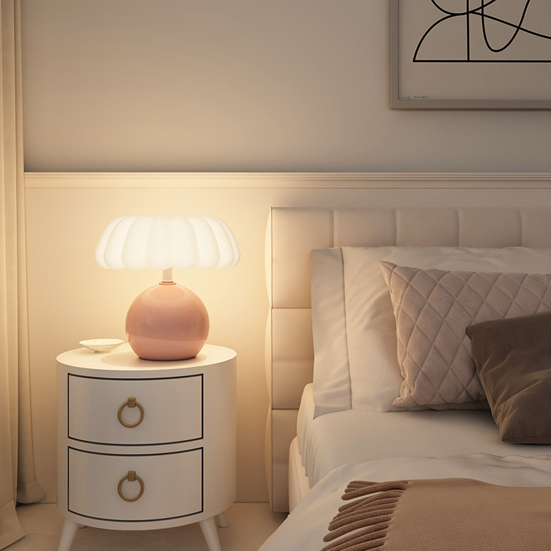 Cream Style Bedside Table Lamp - đánh giá và giá Desk Setup White