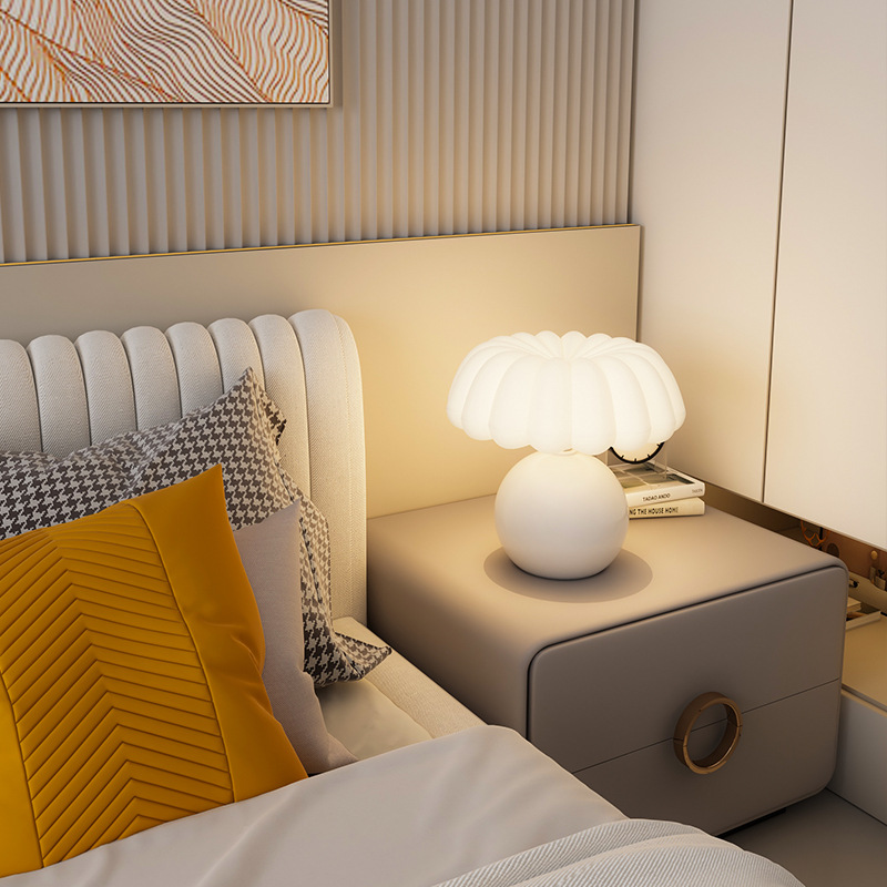 Cream Style Bedside Table Lamp - đánh giá và giá Desk Setup White